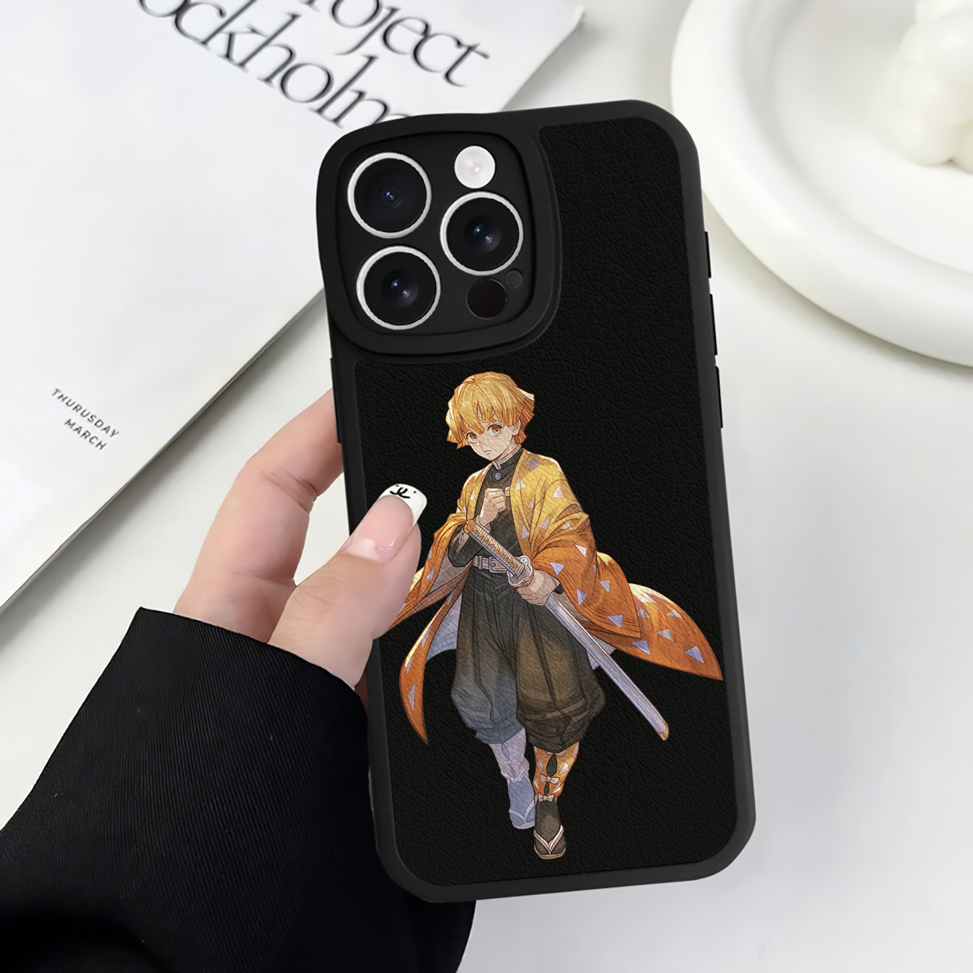 （画像用） 鬼滅の刃（きめつのやいば）我妻 善逸／あがつま ぜんいつ Agatsuma Zenitsu 【iPhone 16シリーズ対応】シリコンスマホケース（レザー調） 材質：シリコン